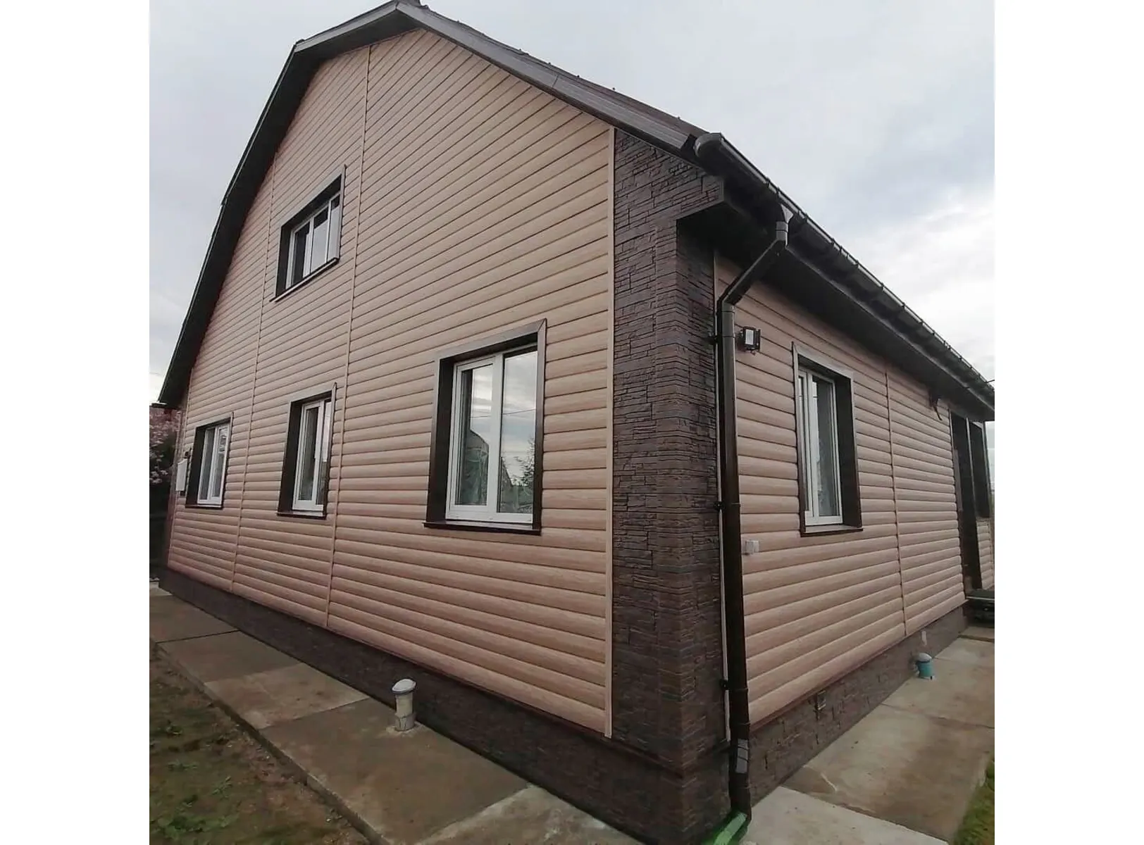 Виниловый сайдинг Docke Блок-Хаус D4.7T LUX под дерево Рябина 3600×243