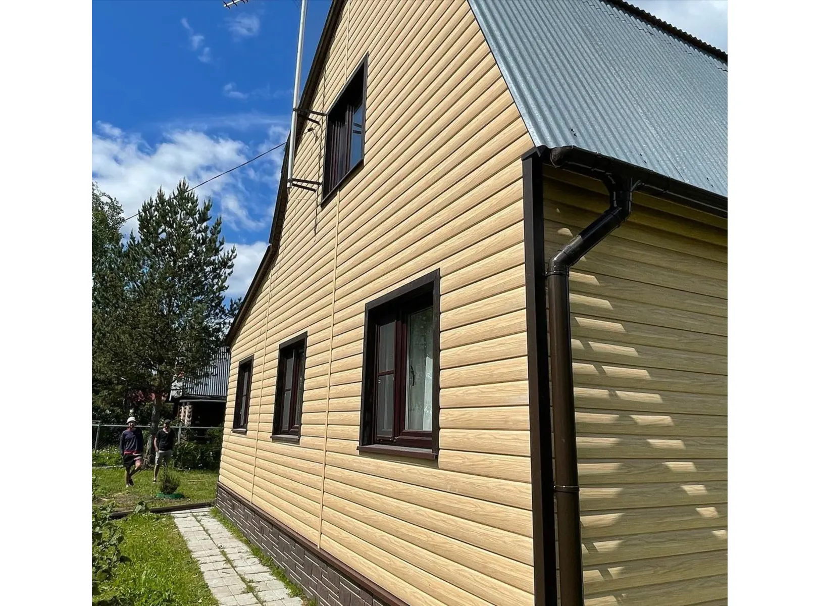 Виниловый сайдинг Docke Блок-Хаус D4.7T LUX под дерево Зрелый Каштан 3600×243